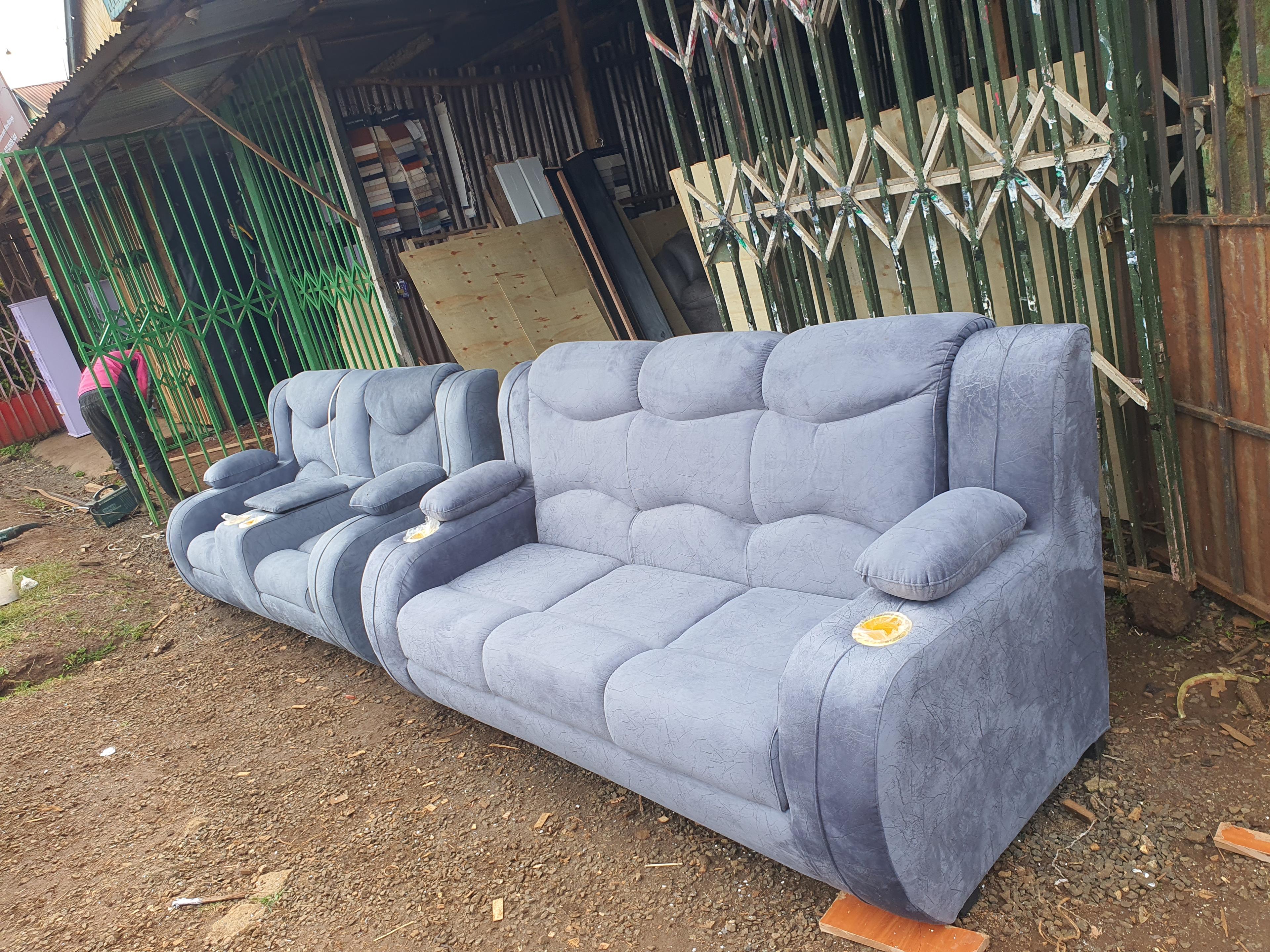 Availsble as a 7 seater semi recliner (3+2+1+1)